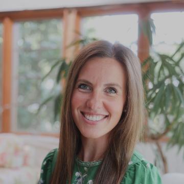 headshot of lauren etler