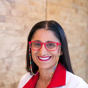 headshot of mona hanna