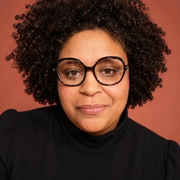 headshot of deanna shores